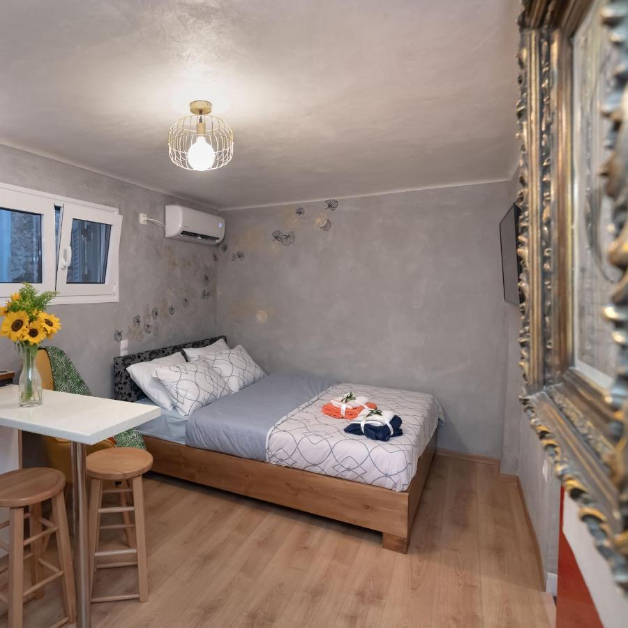 Cozy Tiny Apartment In The Heart Of Plaka アテネ エクステリア 写真