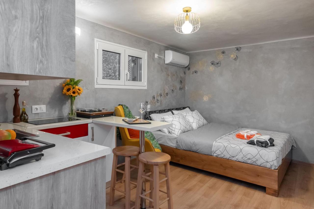 Cozy Tiny Apartment In The Heart Of Plaka アテネ エクステリア 写真